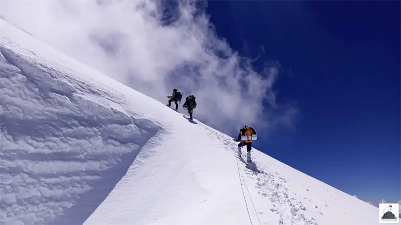 The Small-Team Advantage on Mt. Nun: Why It Improves Summit Success