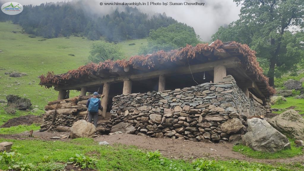 a common shepherd hut enroute lidderwat tarsar marsar trek