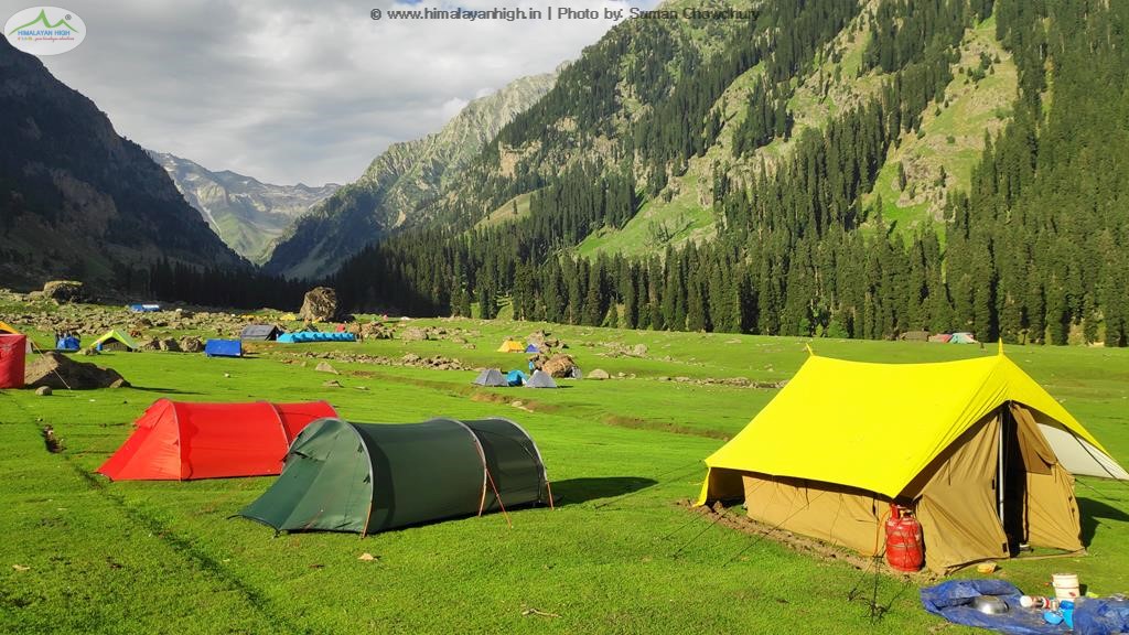 a sunny day on lidderwat tarsar marsar trek